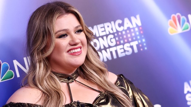 getty_kellyclarkson_041422