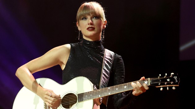 getty_taylorswiftwithguitar_100322