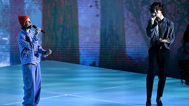 getty_justin_bieber_shawn_mendes_102722jpg
