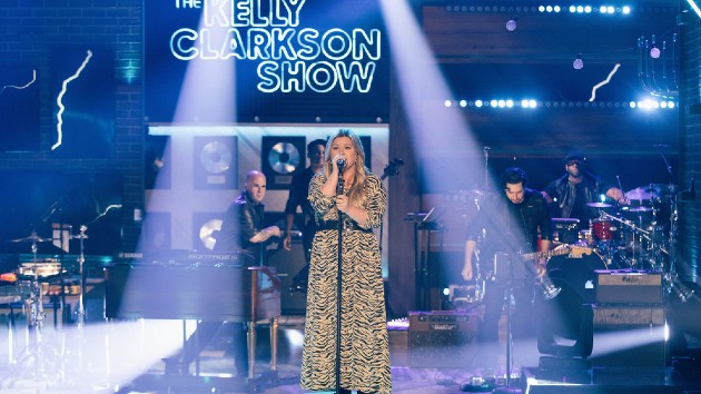 m_kellyclarkson_110722