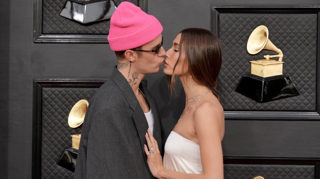 getty_justinandhaileykissing_112222