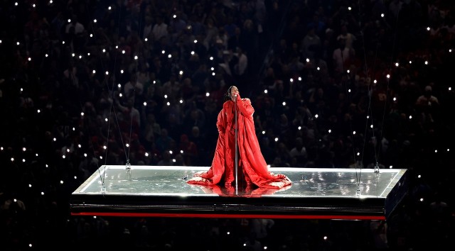 m_rihannasuperbowl_applemusic_021323273679