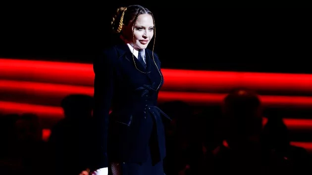 m_madonnaatgrammys_020823739994
