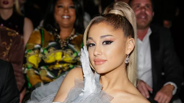 getty_arianagrandehandtoface_091223463007