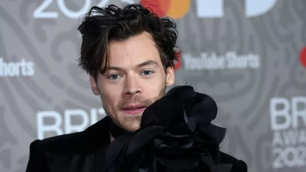 getty_harrystyleswithflower_091823587914
