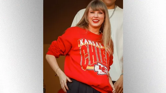 getty_taylorswiftsweatshirt_121923335289