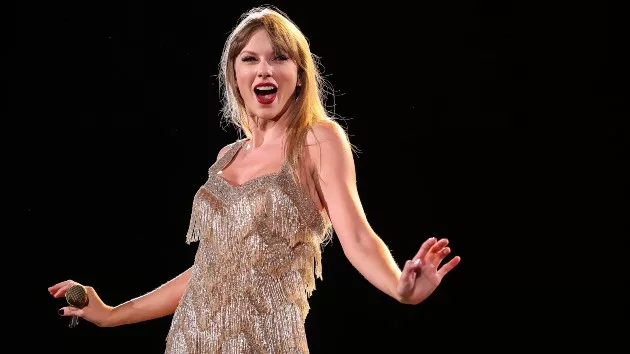 getty_taylorswiftsmilingonstage_082923268744