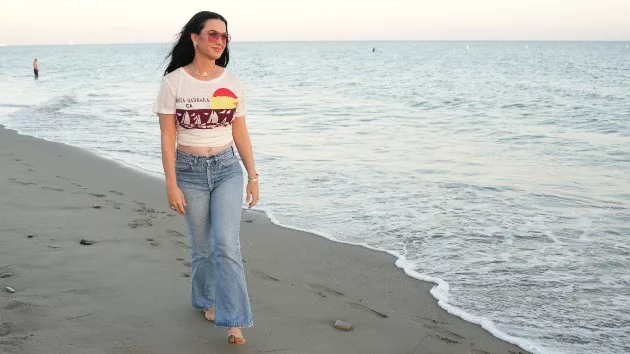 m_katyperryonthebeach_022824839076