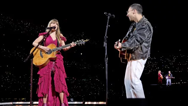 getty_taylorswiftandjackonstage_022824569840