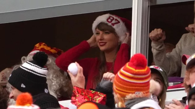 getty_taylorswiftwearing87hat_030124180867