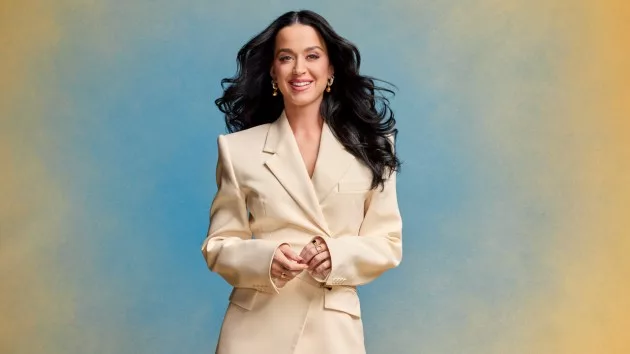 m_katyperrywhitesuitartstreiber_042424339699