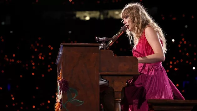 getty_taylorswiftreddressatpiano_060324904902