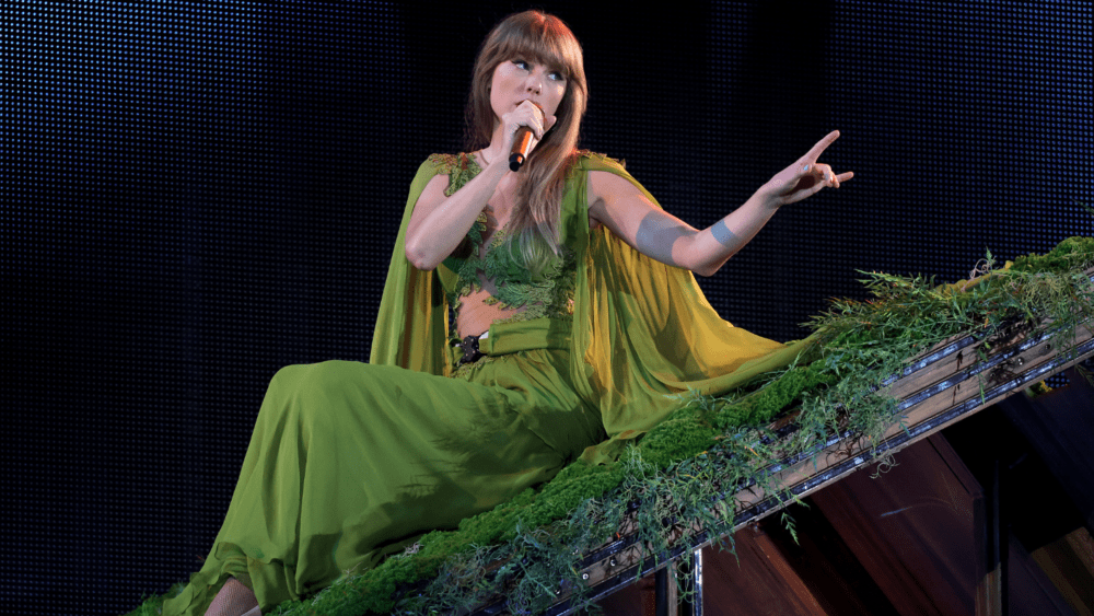 getty_taylorswiftfolklorecabin_020924472449