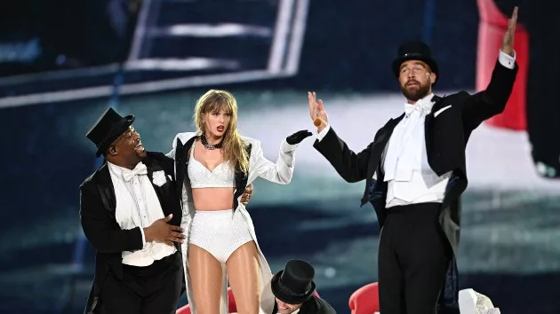 getty_taylorswiftonstagewithtraviskelce_062424843099
