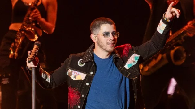 getty_nickjonasonstagearmraised_072524950860