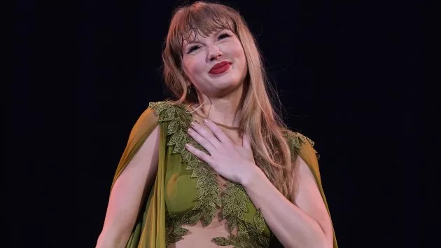getty_taylorswifthandtochest_07302472396
