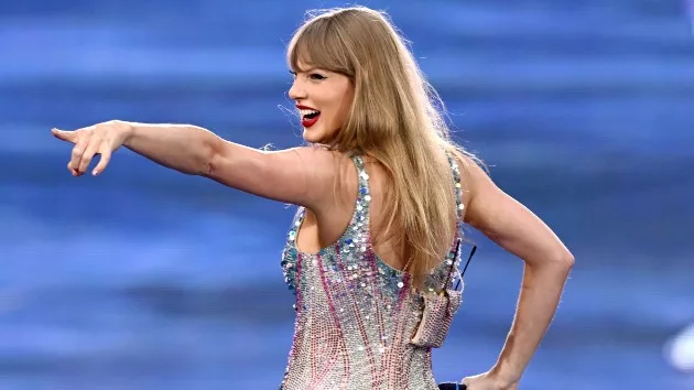 getty_taylorswiftlaughingandpointing_082924996297