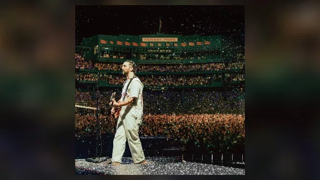 m_noahkahanliveatfenwaypark_083024695332