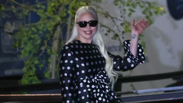getty_ladygagawavesvenice_090324799250