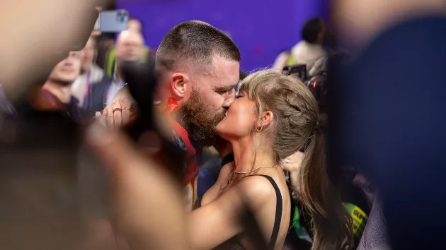 getty_taylorandtravissuperbowlsmooch_0212246852