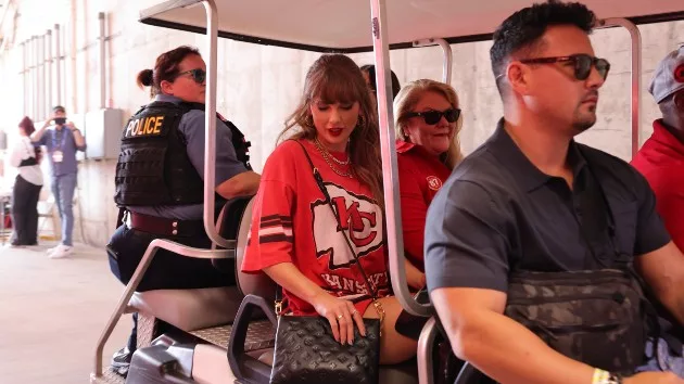 getty_taylorswiftandmomincart_0916624325869
