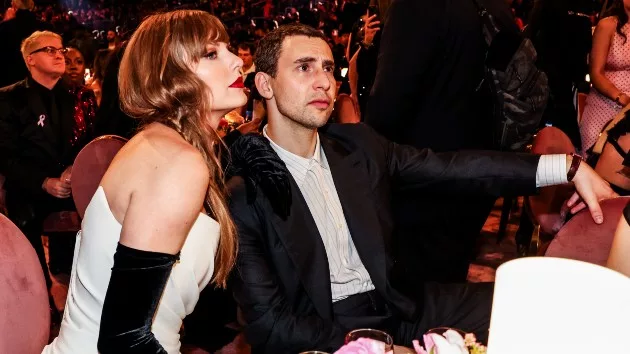 getty_taylorswiftandjackantonoffatgrammytable_091924773922