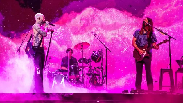 m_maroon5adamandjames_093024431101