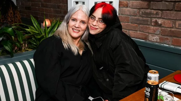 getty_billieeilishandhermom_100424116714