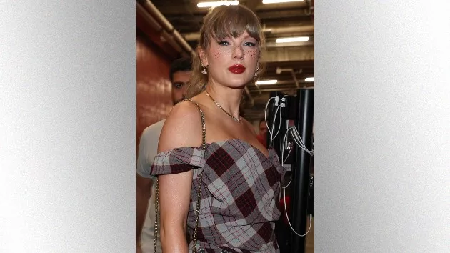 getty_taylorswiftglitterfreckles_100824774428