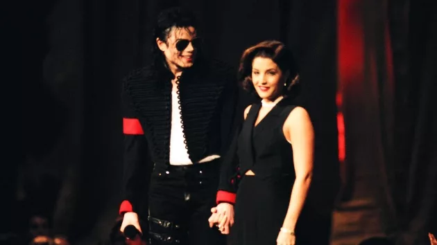 getty_michaeljacksonlisamariepresley_100824811341