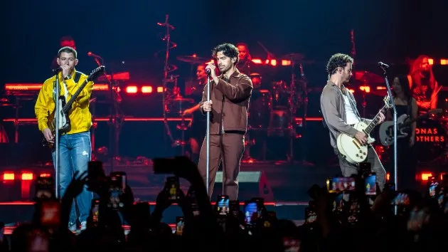 getty_jonasbrothersonstage_101624446655