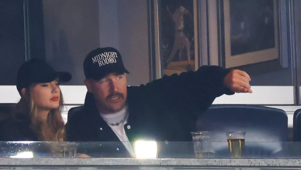 getty_taylorandtravisatyankees_101624275741