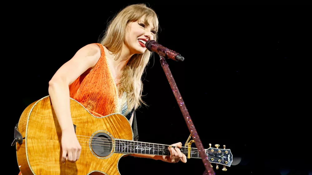 getty_taylorswifterastourtoronto_111524_076226