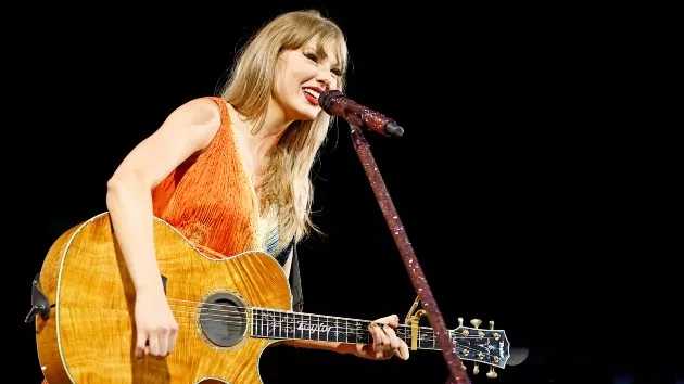 getty_taylorswifttorontoguitar_112624720050