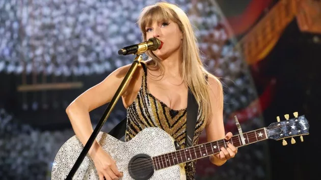 getty_taylorswiftsilverguitar_12042475373