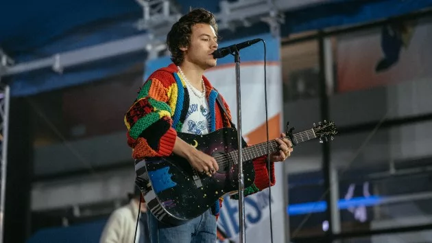 getty_harrystylescardigan_120424933276