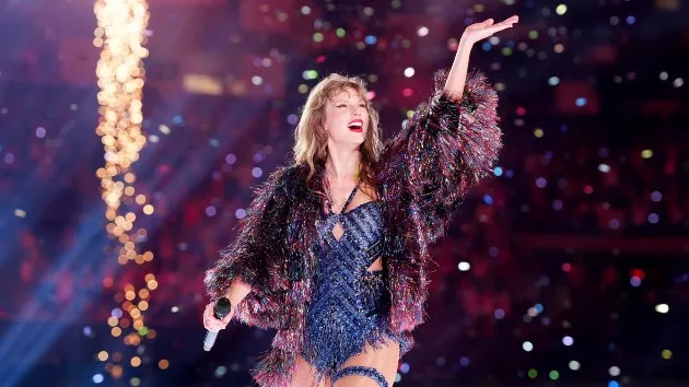 getty_taylorswiftwavingfireworks_12052433367