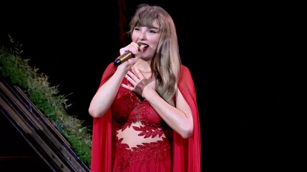 getty_taylorswiftreddresscabin_121224925108