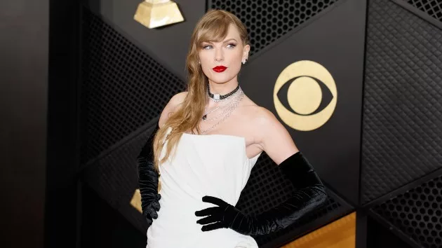 getty_taylorswiftgrammycarpet_04182428674