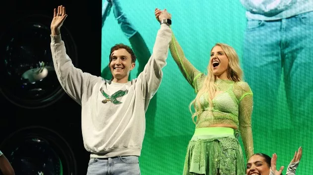 getty_meghananddarylonstage_122324488783