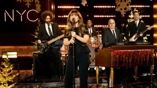 m_kellyclarksonsingsonpodium_01022586033