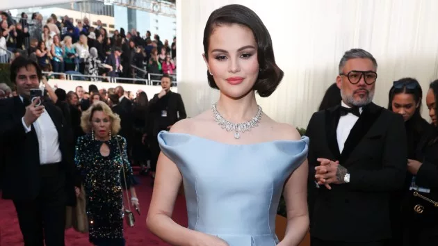 getty_selenagomezgoldenglobesredcarpet_010625923961