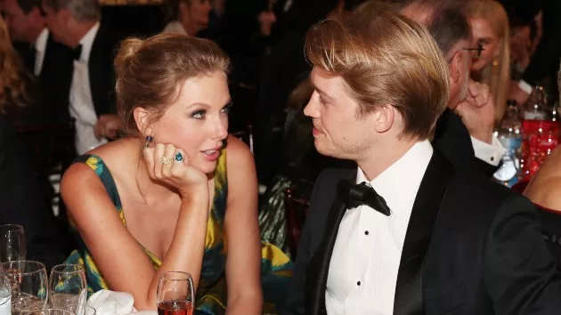 getty_taylorswiftjoealwynggs_010625819219