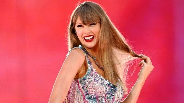 getty_taylorswiftgrins_0108259428