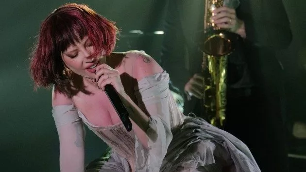 m_ladygagasingingonkimmel_011425280387