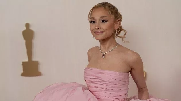 m_arianagrandeoscarssmiling_031924947083