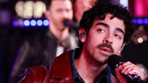 m_jonasbrothersnyre_joe20jonas_abc20jose20alvarado_011725675400
