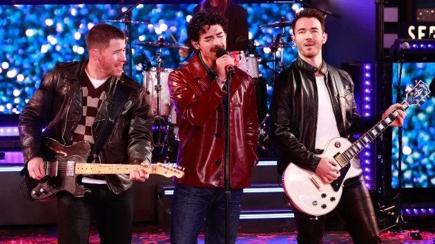 m_jonasbrothers2_nyre_abc20jose20alvarado_012825374342