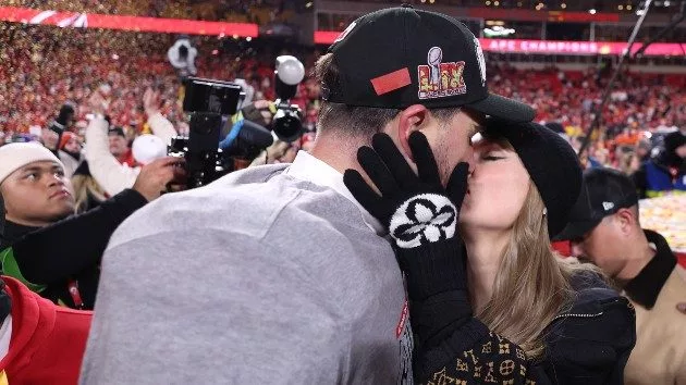 getty_taylorandtraviskissafc2025_012725951456