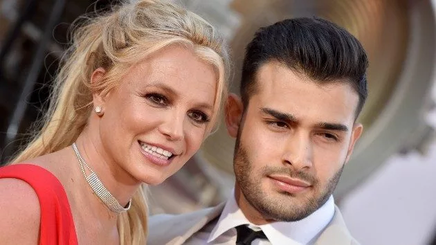 getty_britneyspearsandsamasghari_030424303206